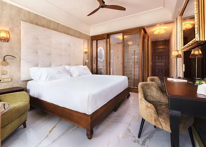 Santa Catalina A Royal Hideaway