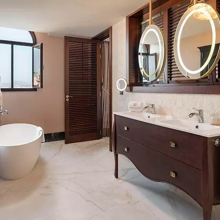 Santa Catalina A Royal Hideaway